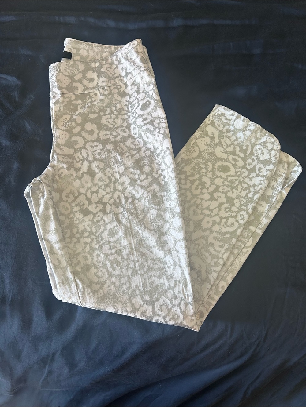 Silver & White Patterned Cropped Pants